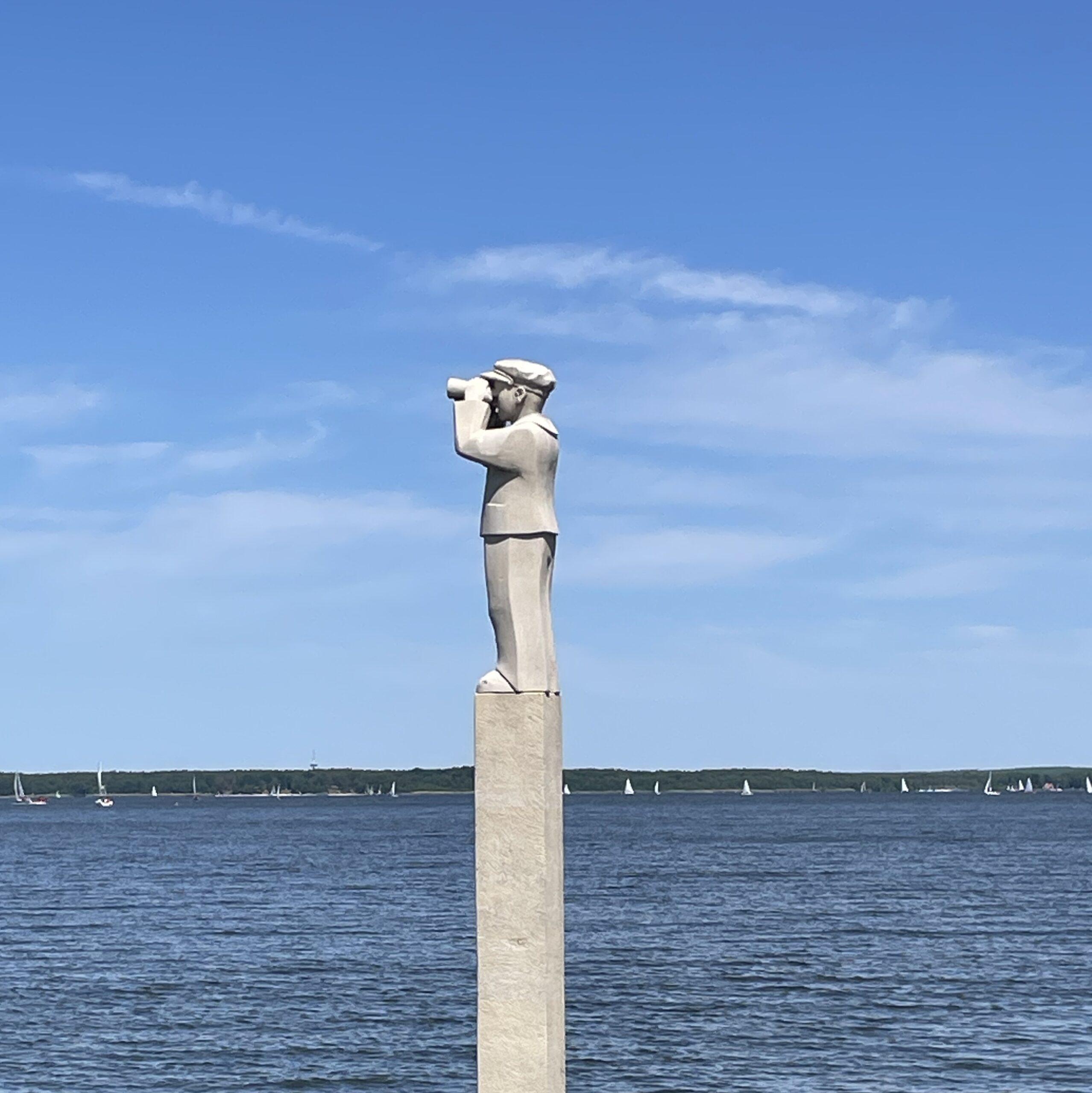 Figur mit Fernglas auf Säule
