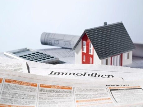 Zeitung mit Modellhaus