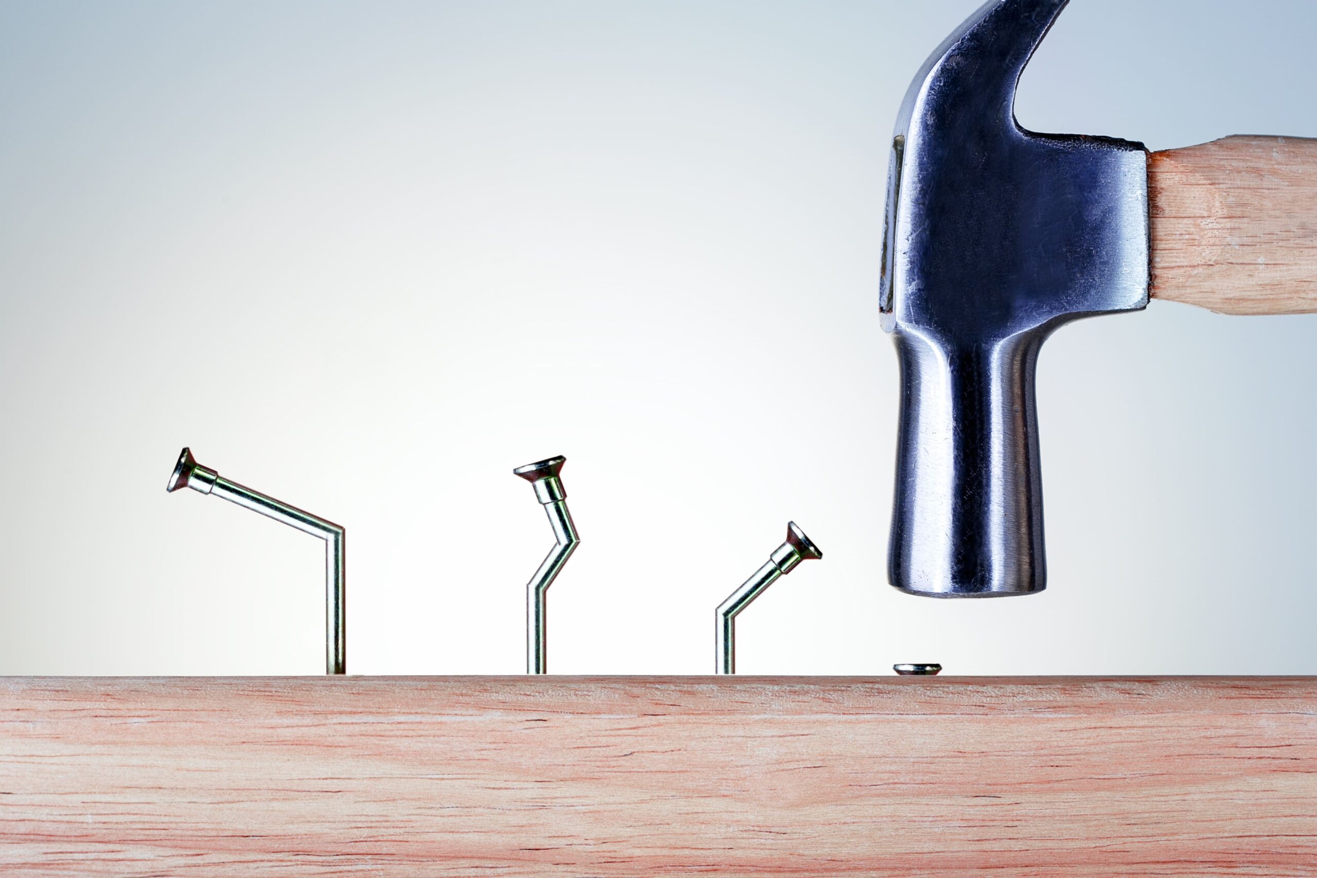 Hammer und abgeknickte Nägel