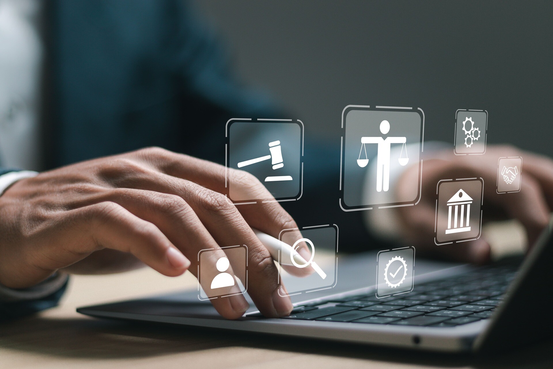 Symbole zum Thema Bewertung schweben über einer Tastatur