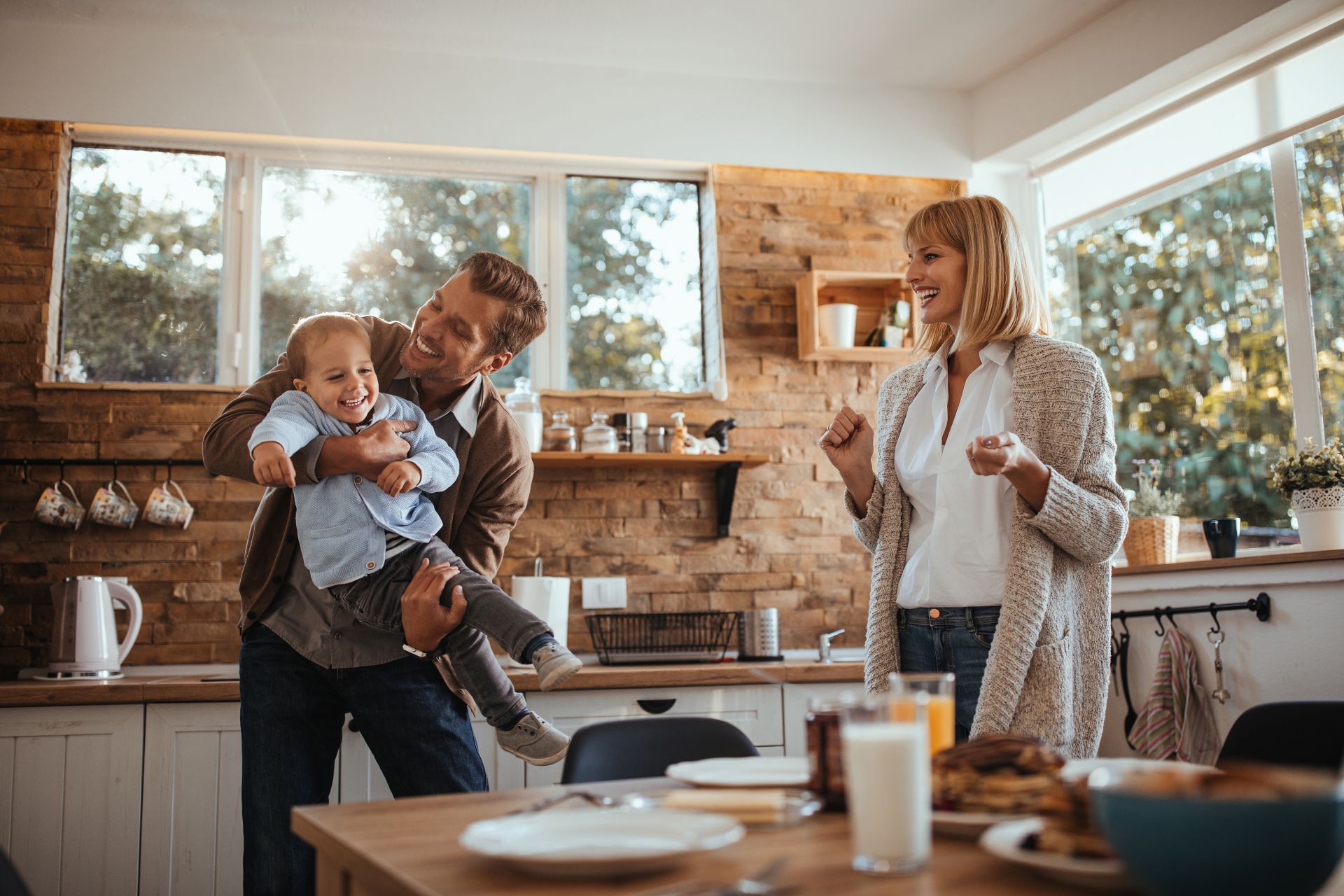 Junge Familie in der Küche