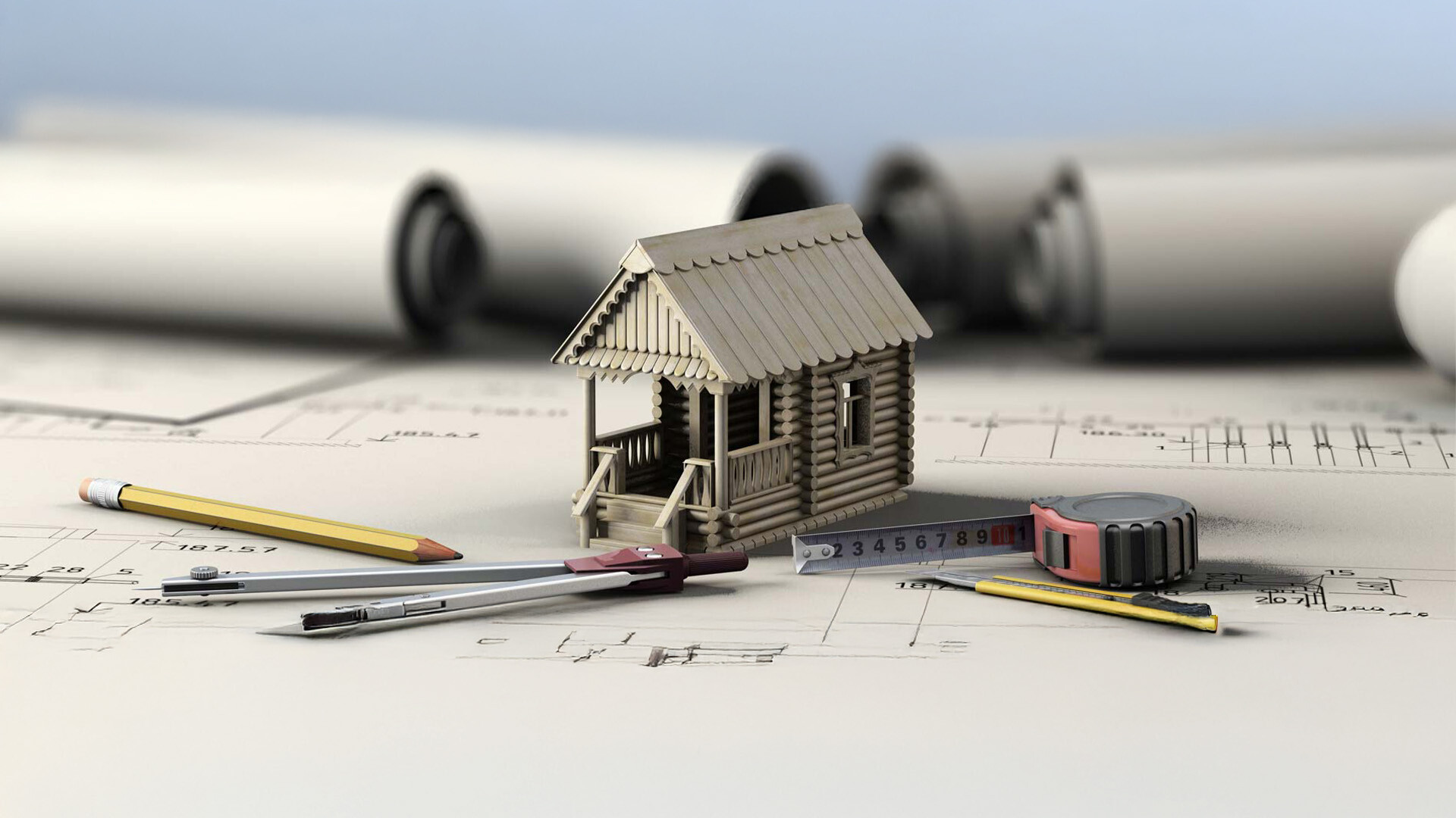 Mini-Holzhaus auf Bauplätzen mit Stiften und Maßband.