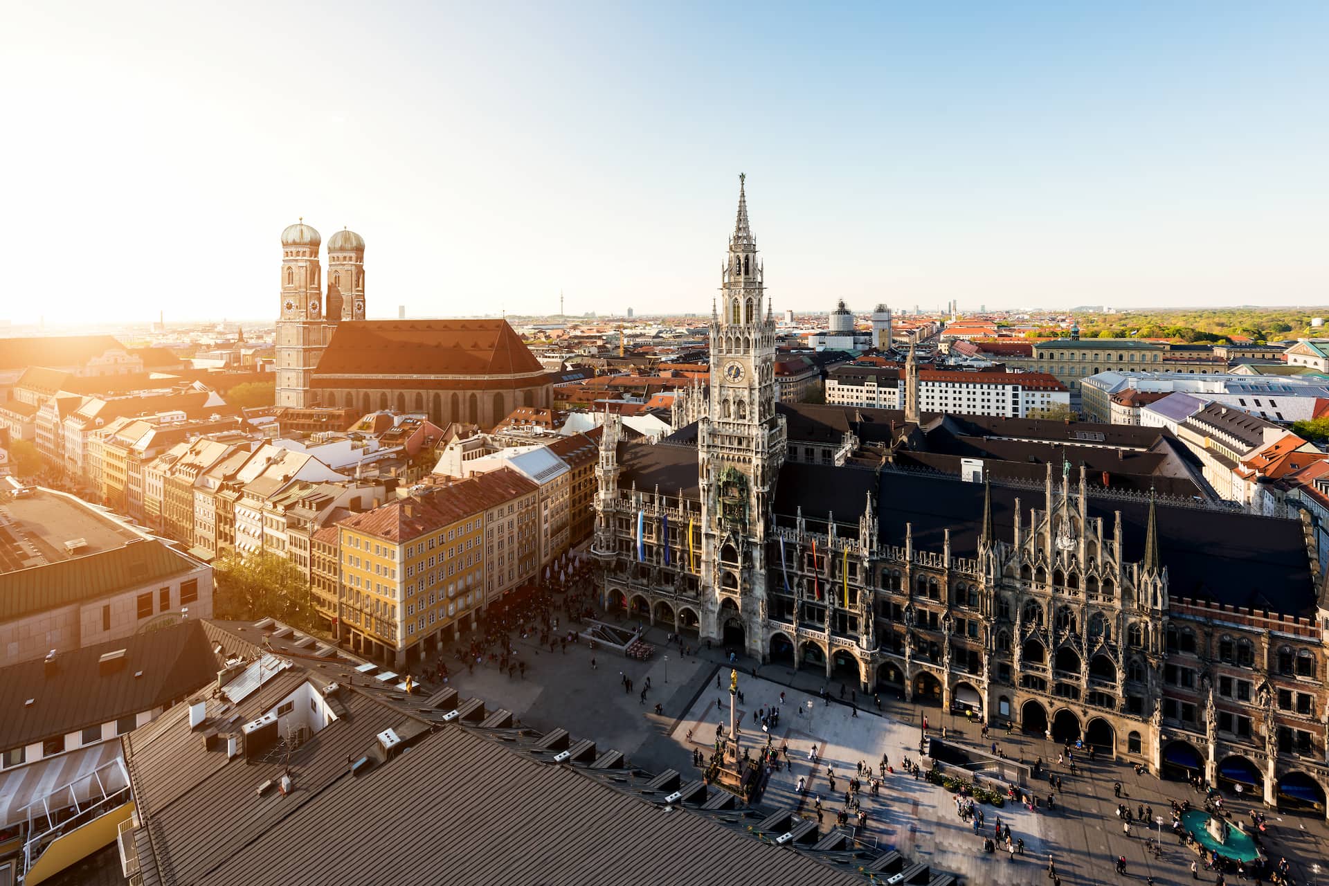 Marienplatz mit Neuem Rathaus und Frauenkirche bei Sonnenuntergang.