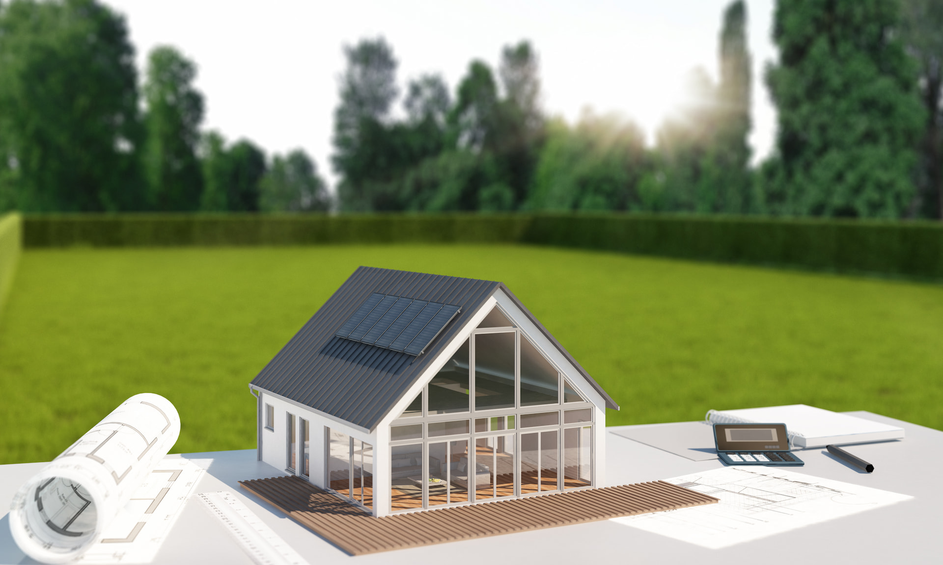 Modellhaus mit Lageplan vor freiem Grundstück