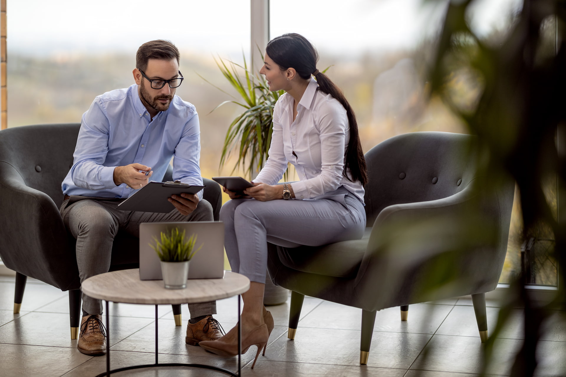 Makler im Gespräch mit Kundin