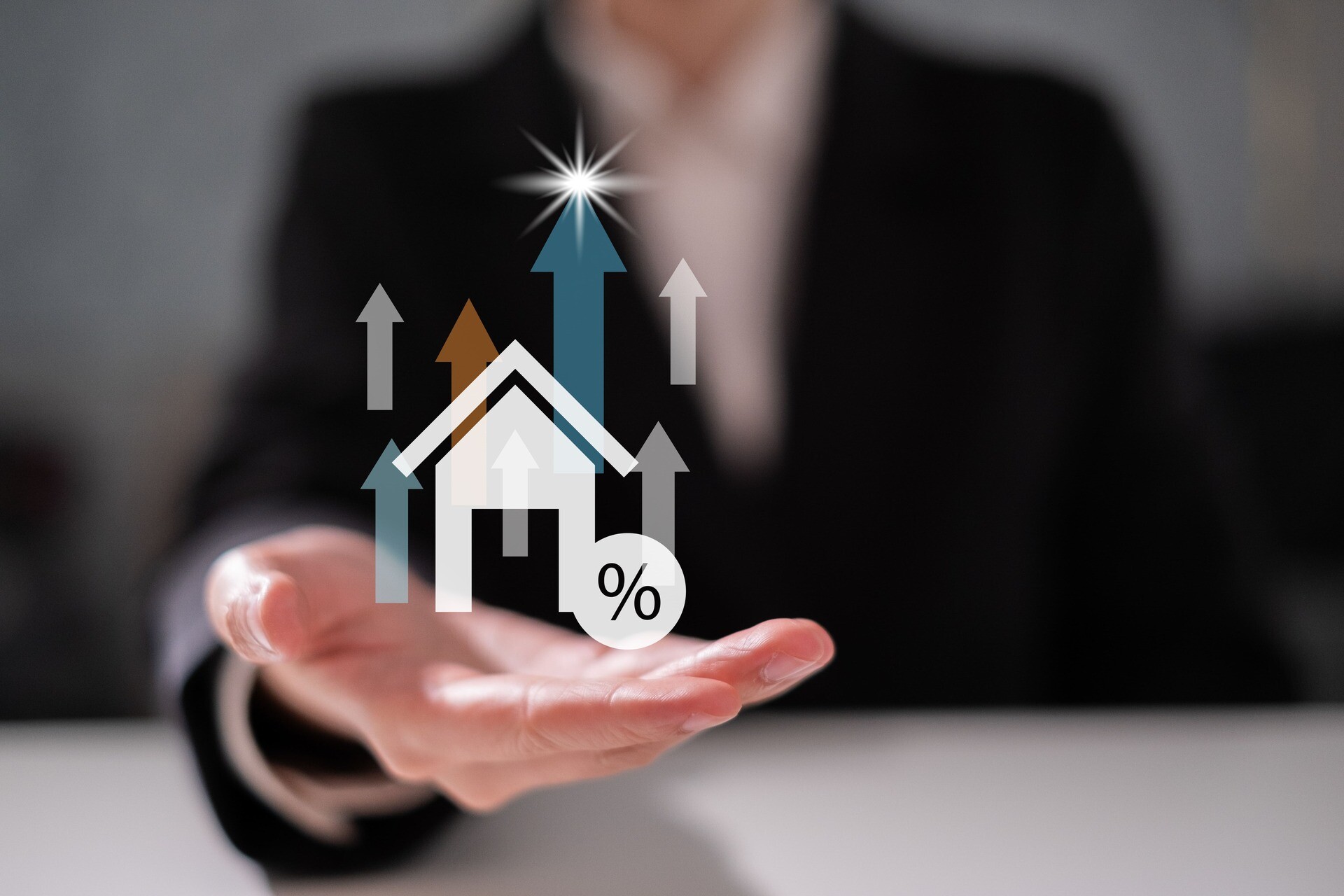 Hausgrafik, Prozentzeichen und Aufwärtspfeile für Zinsen.