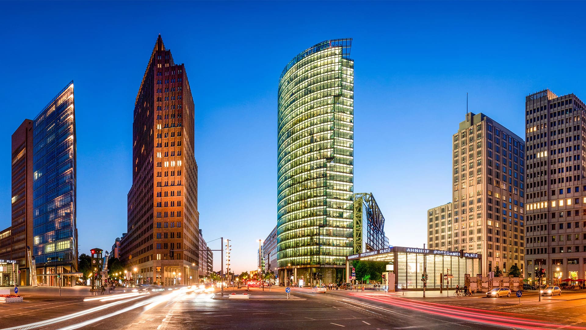 Potsdamer Platz, Berlin: Glas- und Ziegelbauten bei Abendlicht.