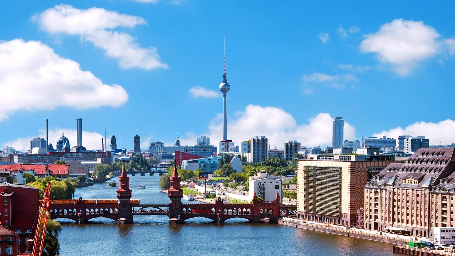 Berlin: Oberbaumbrücke, Spree, Fernsehturm im Hintergrund.