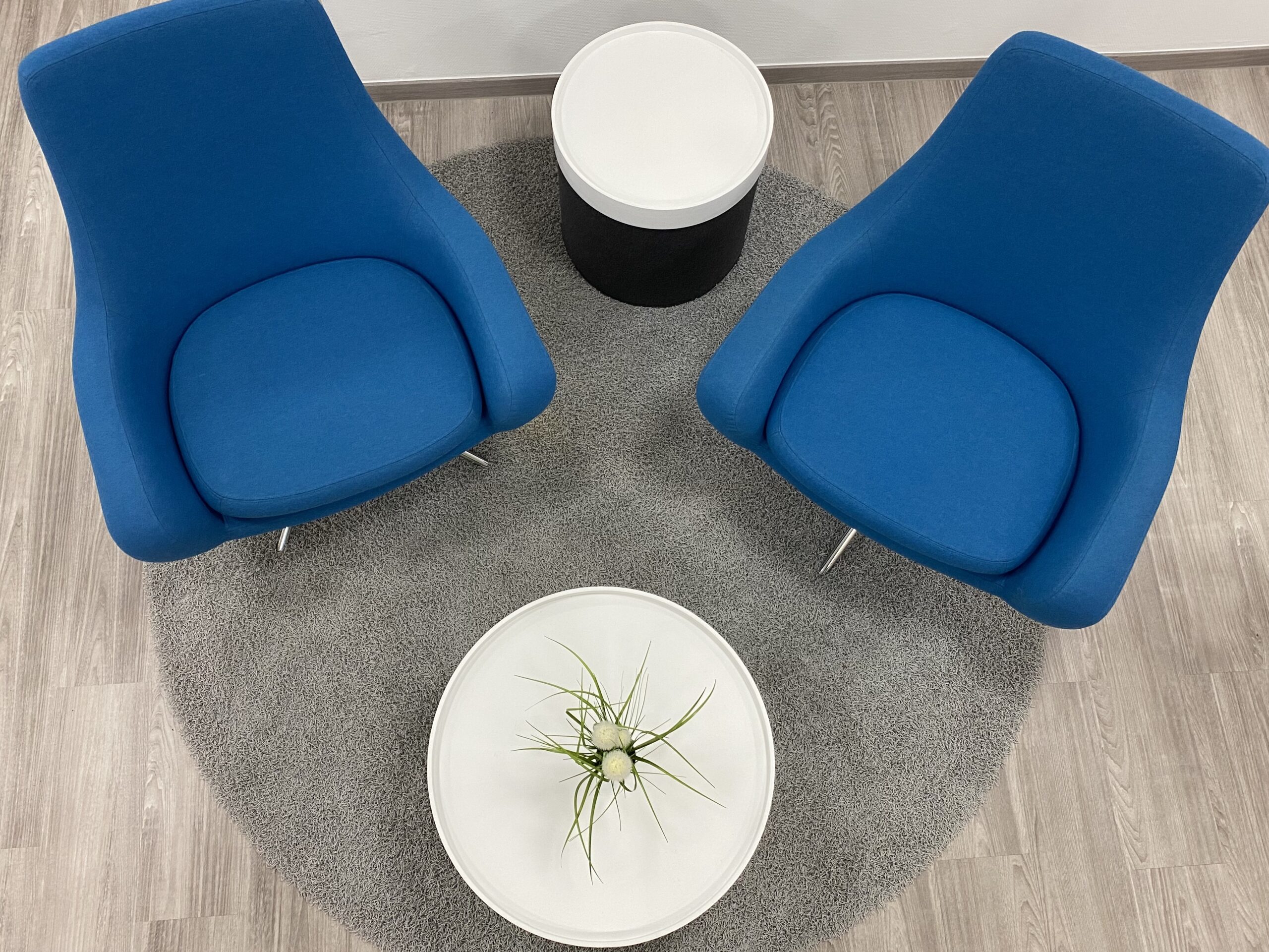 Wartebereich mit blauen Sesseln