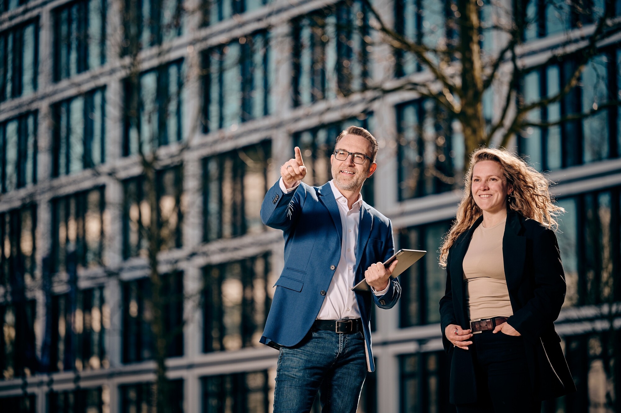 Makler mit Kunde im Besichtigungstermin