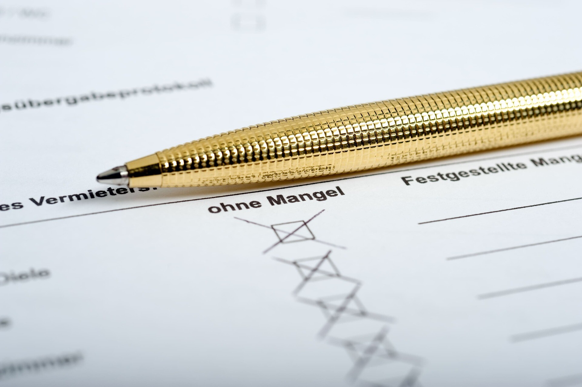 Stift auf Übergabeprotokoll