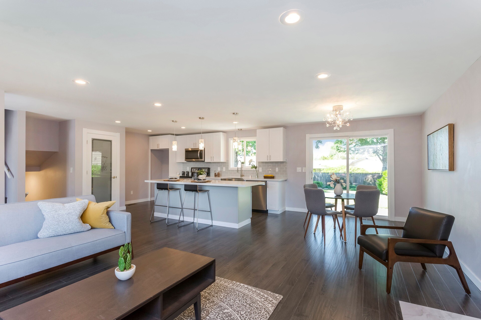 Heller Wohn- und Essbereich