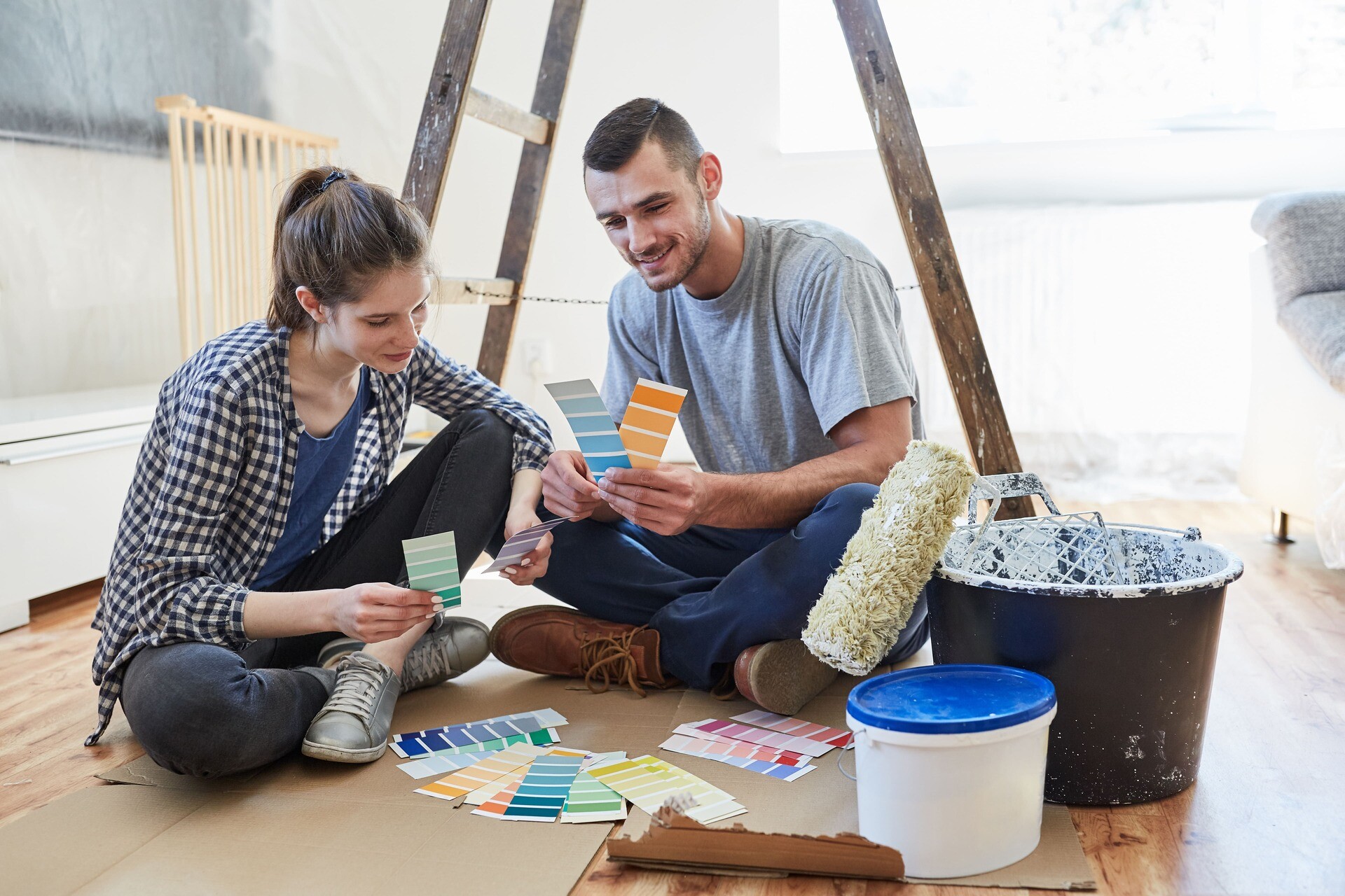 Pärchen schaut sich Farbmuster an