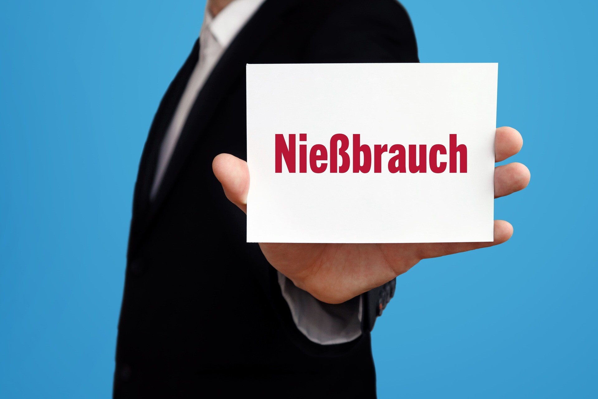 Mann mit Schild und Aufschrift Nießbrauch