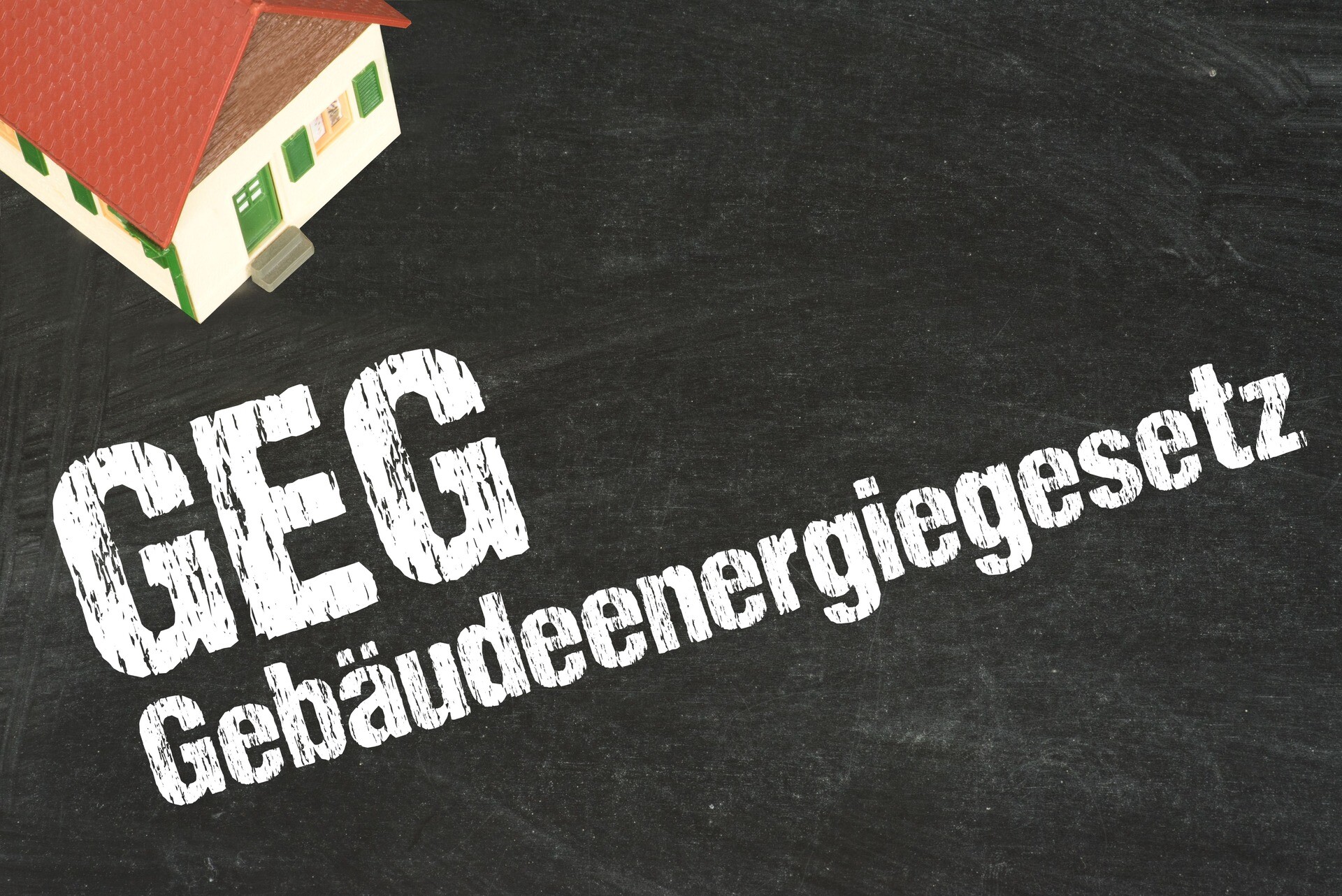 GEG Gebäudeenergiegesetzt Schriftzug mit Hausmodell