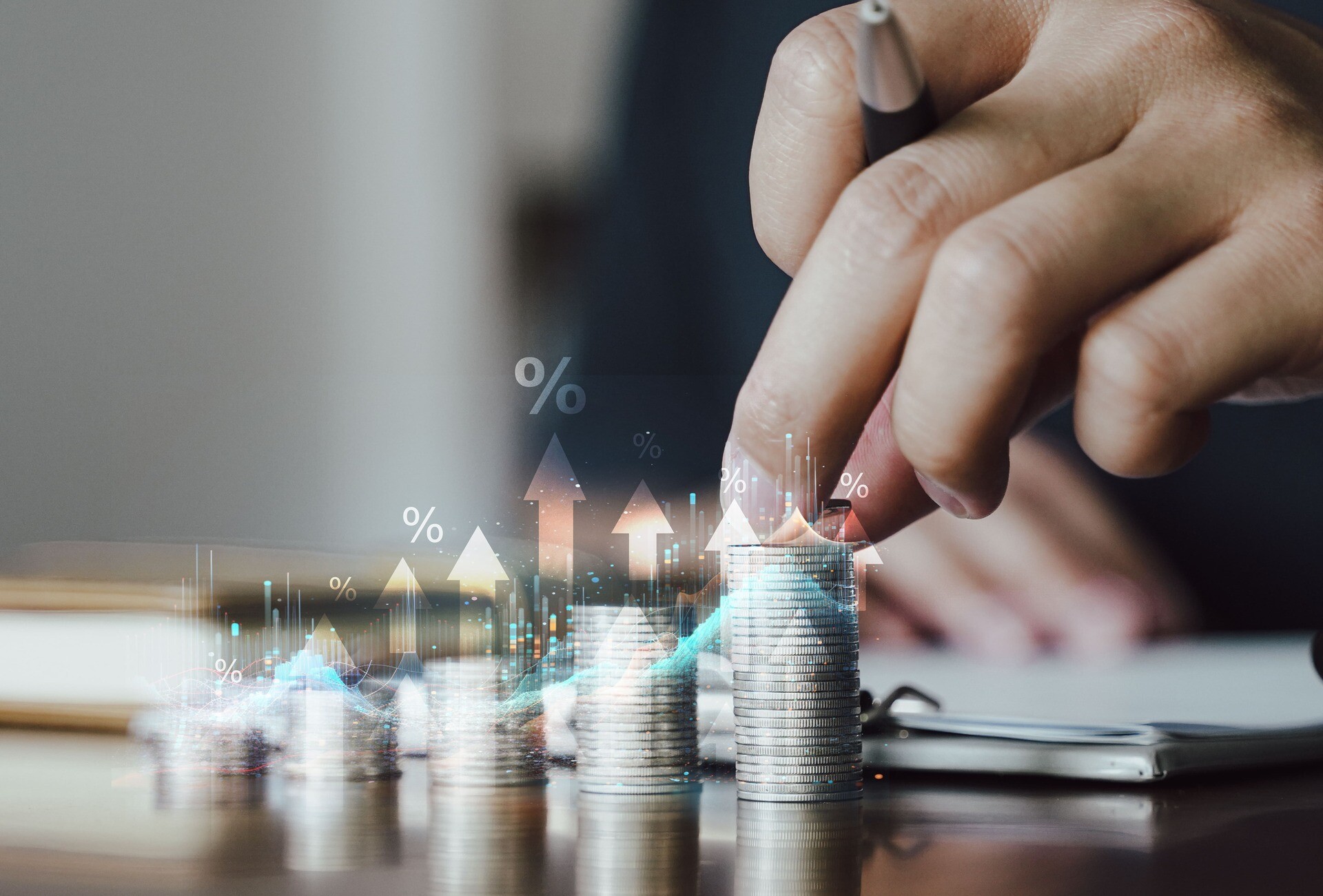 Münztürme mit Pfeilen und Prozentzeichen