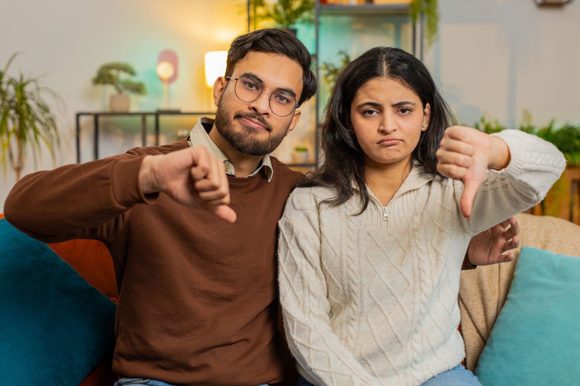 Paar macht Daumen-runter-Geste