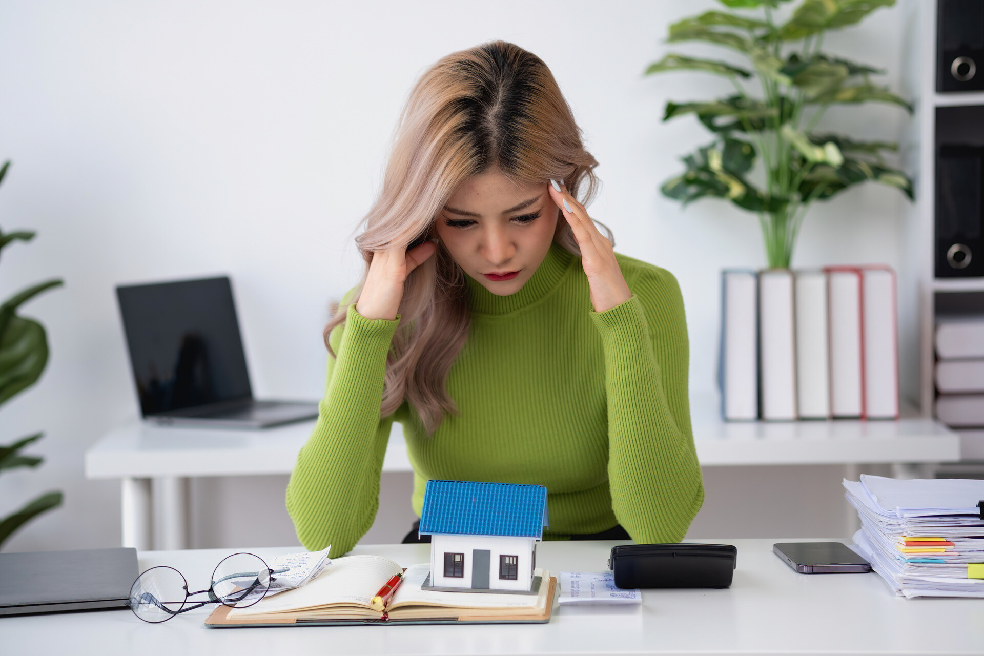 Frau denkt am Arbeitsplatz nach