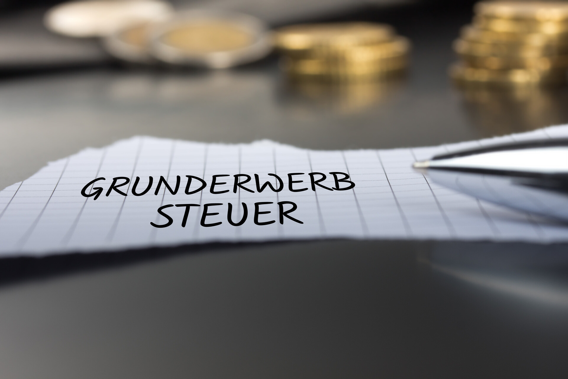 Zettel mit Aufschrift Grunderwerbsteuer