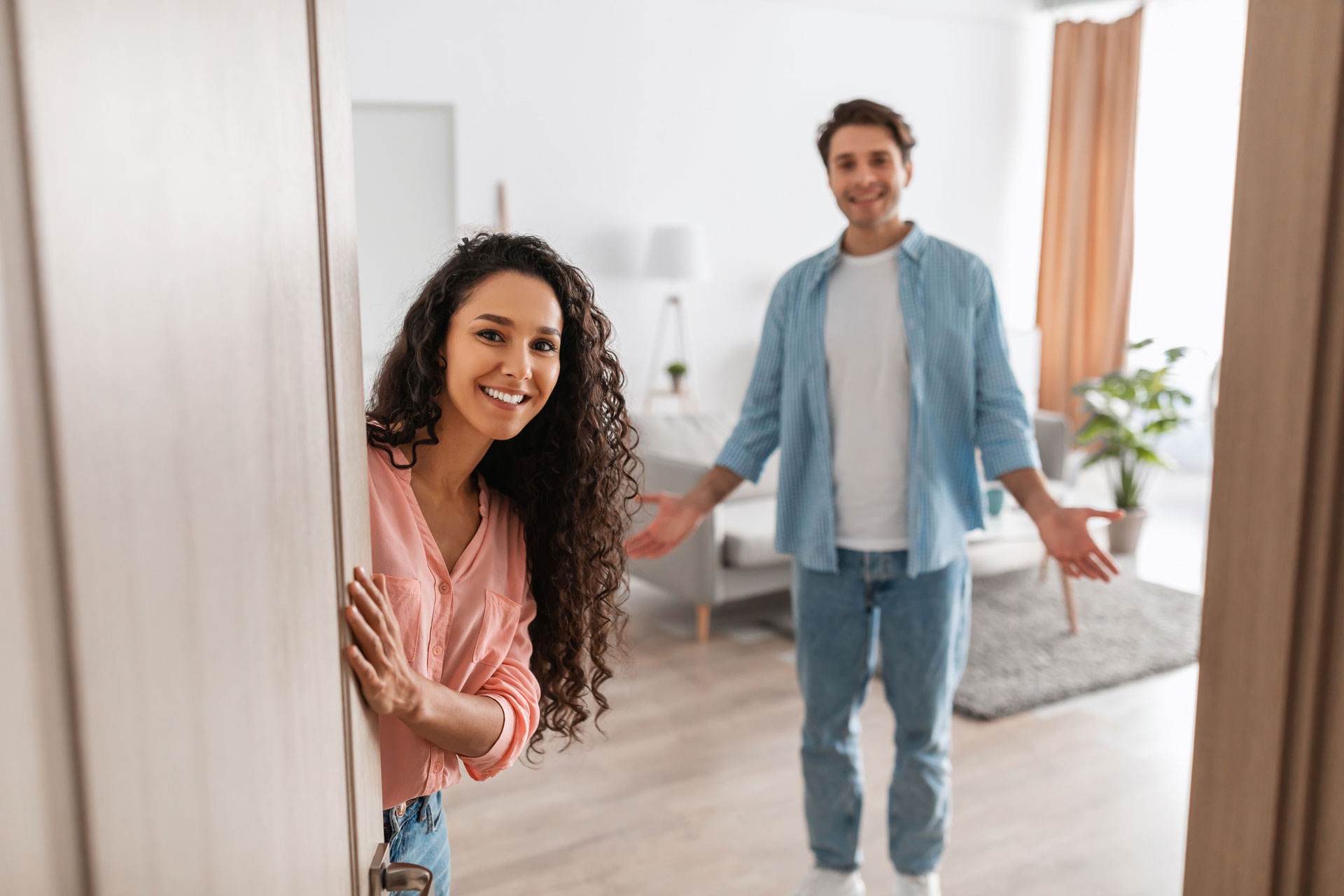 Junges Paar öffnet die Tür zu seiner Wohnung