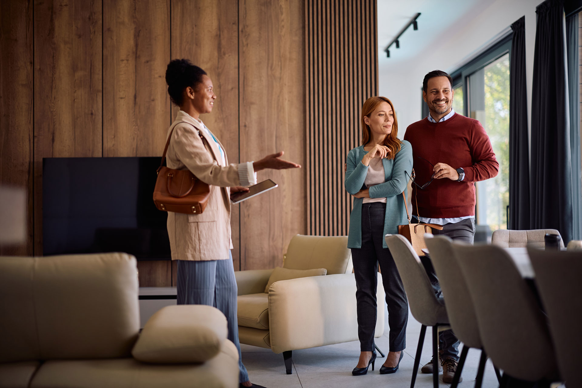 Besichtigung: Immobilienmaklerin führt Interessenten durch ein Haus