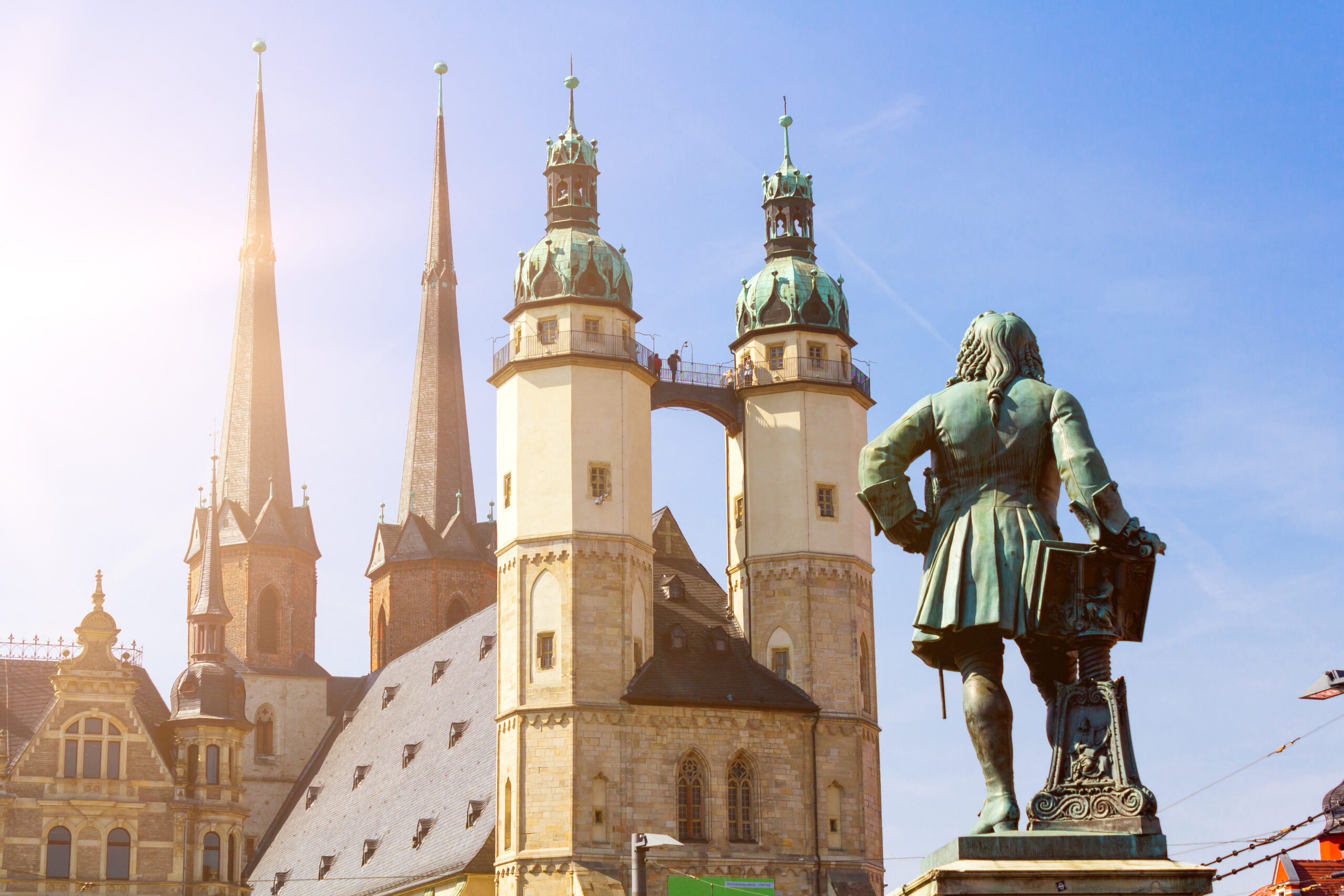 Das Händel-Denkmal und die Hausmannstürme in der Innenstadt von Halle an der Saale.