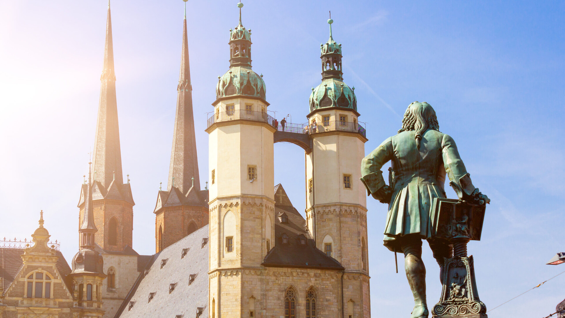 Das Händel-Denkmal und die Hausmannstürme in der Innenstadt von Halle an der Saale.