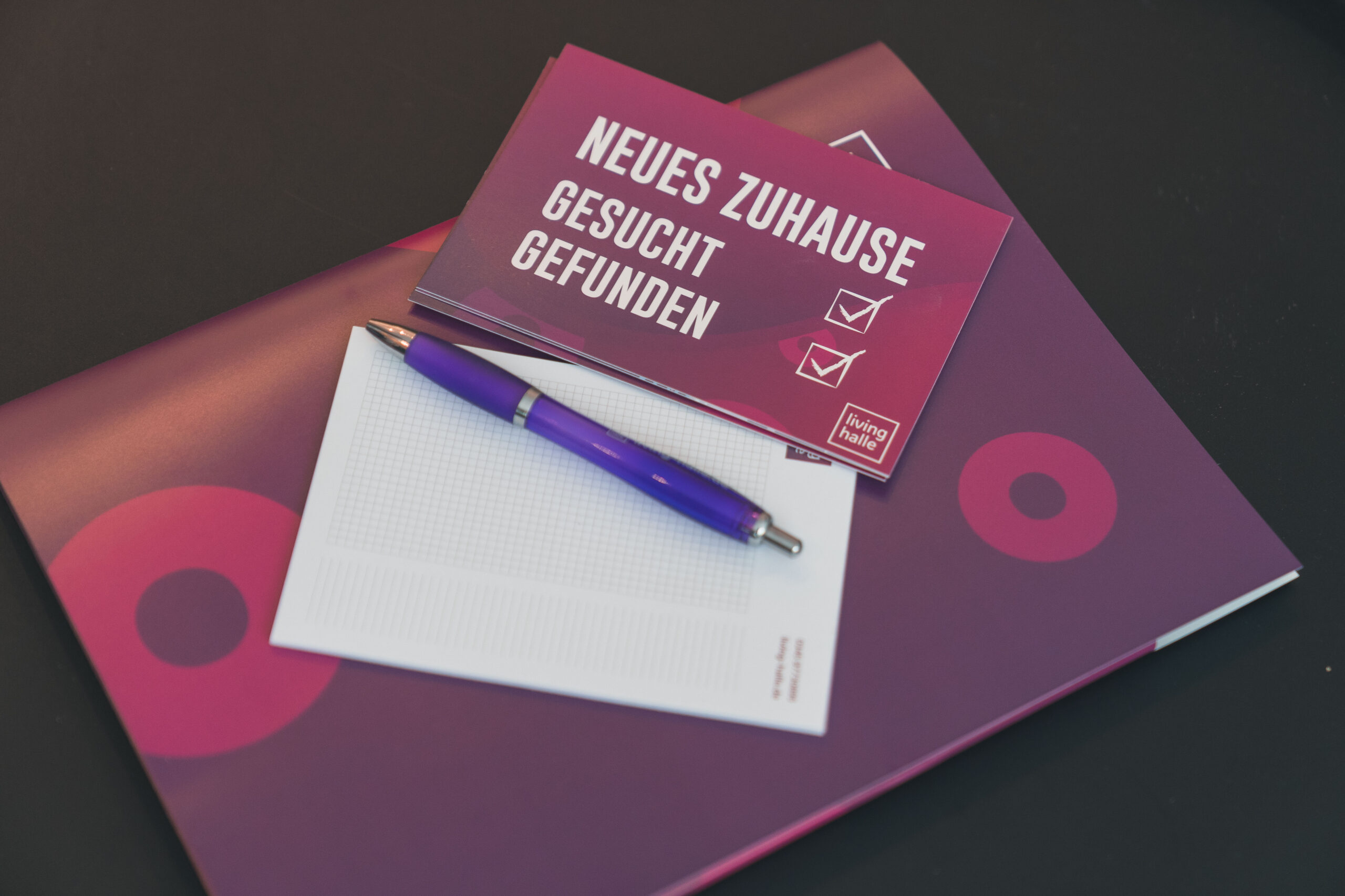 Unterlagen mit Visitenkarte "Neues Zuhause gesucht gefunden"