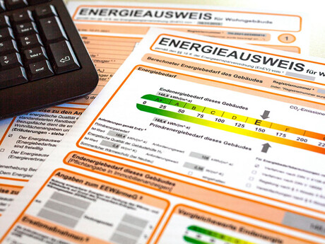 Energieausweis, Tastatur, Fokus auf Effizienzklassen.