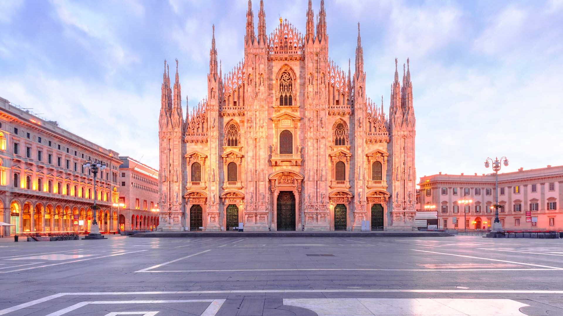 Duomo di Milano all'alba con Piazza del Duomo vuota.