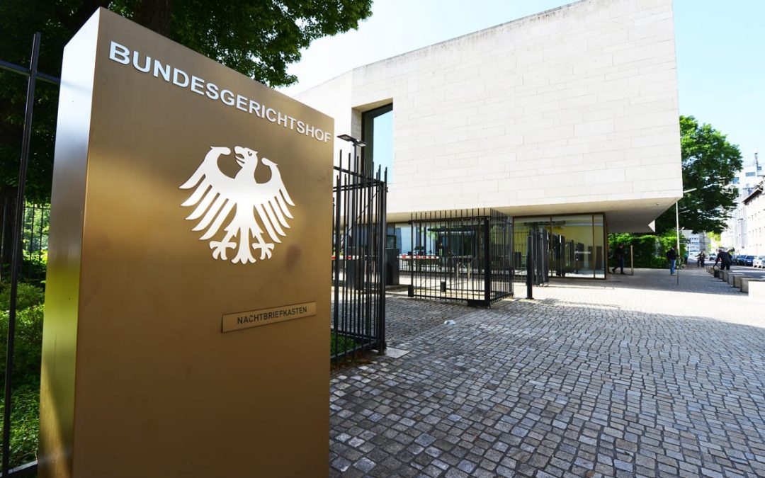 Eingang des Bundesgerichtshofs mit Adler auf goldenem Schild.