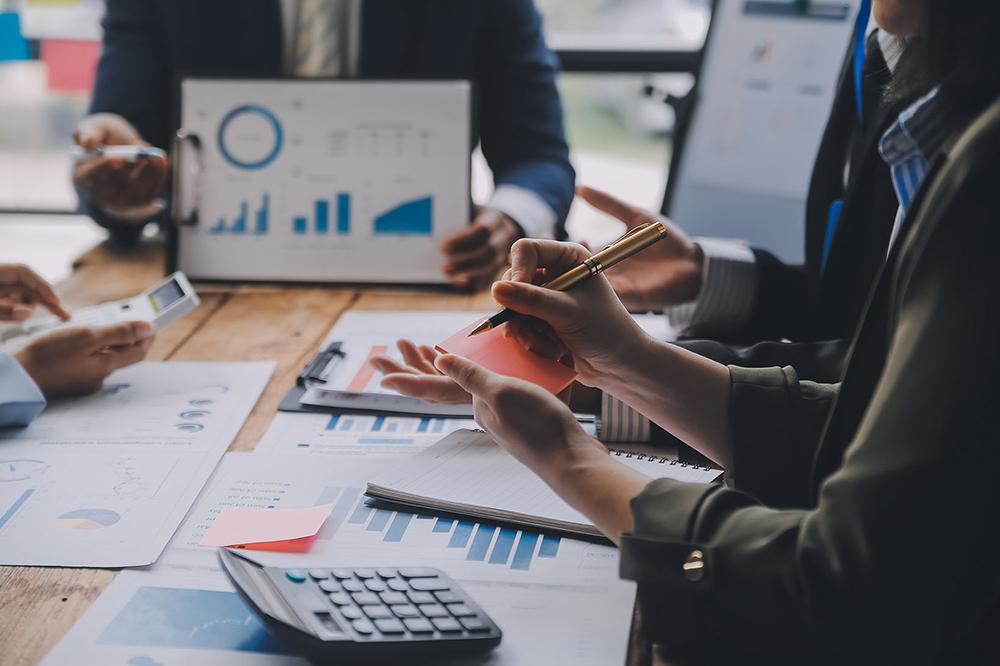 Team bei Besprechung von Grafiken