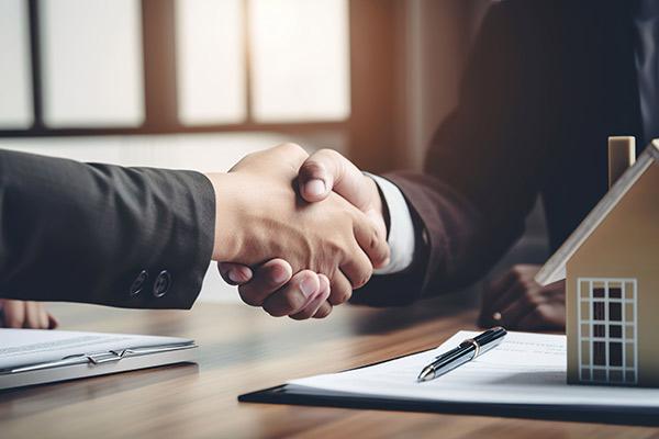 Handschlag über Vertrag