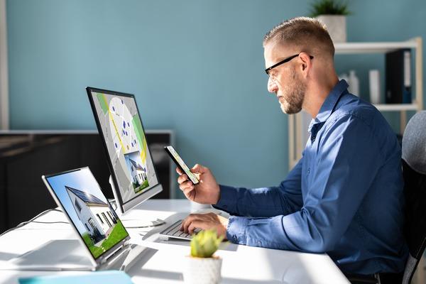 Person prüft Immobilieninserat