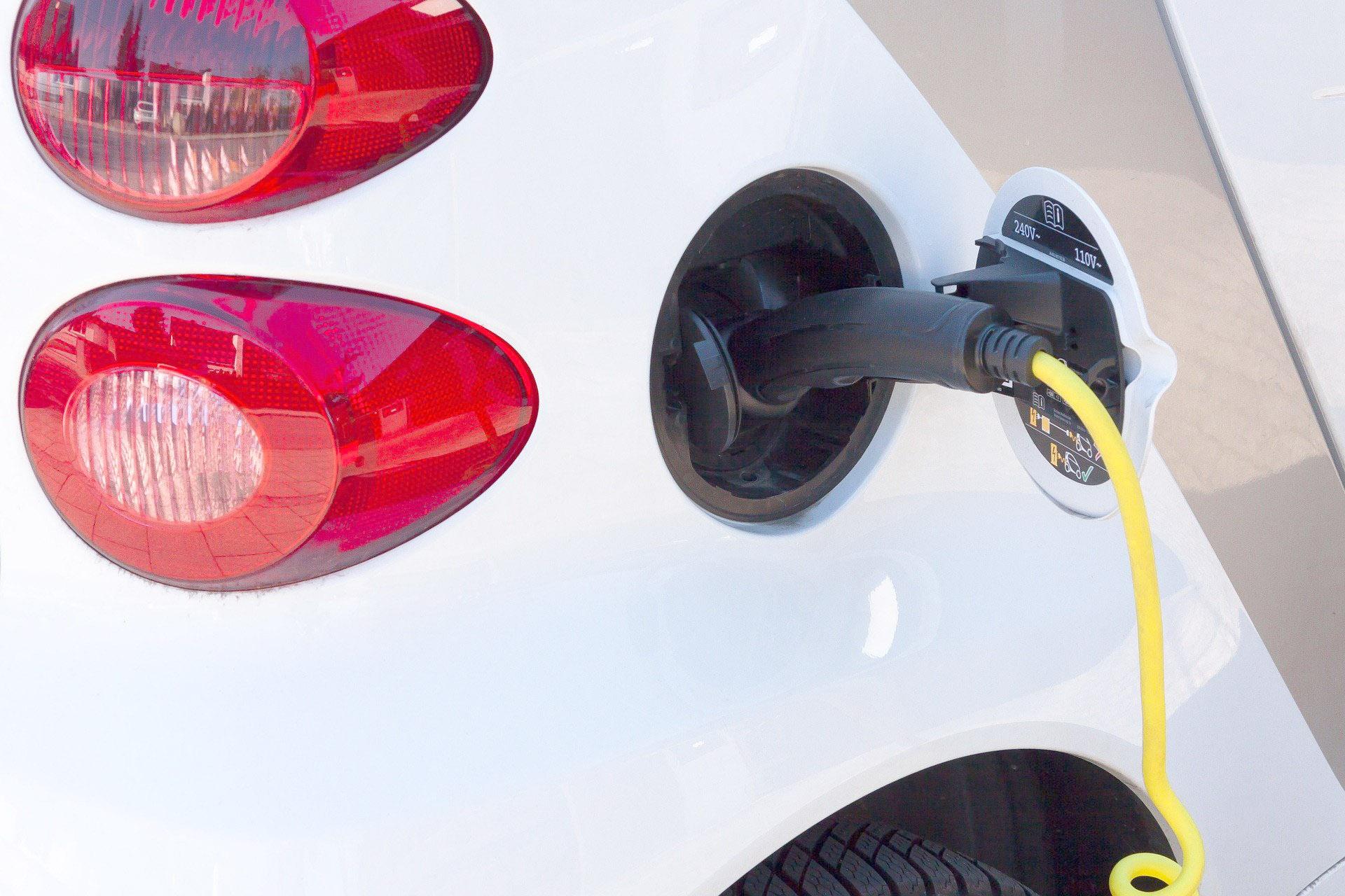 Elektroauto lädt auf