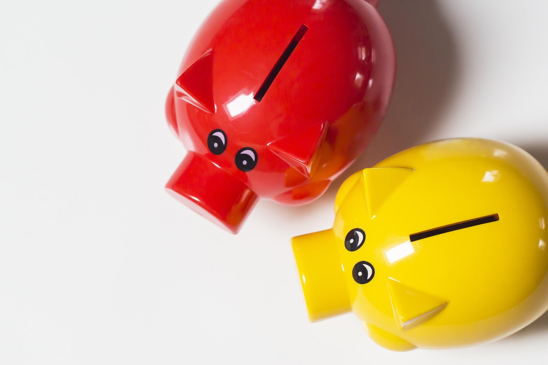 Rotes und gelbes Sparschwein