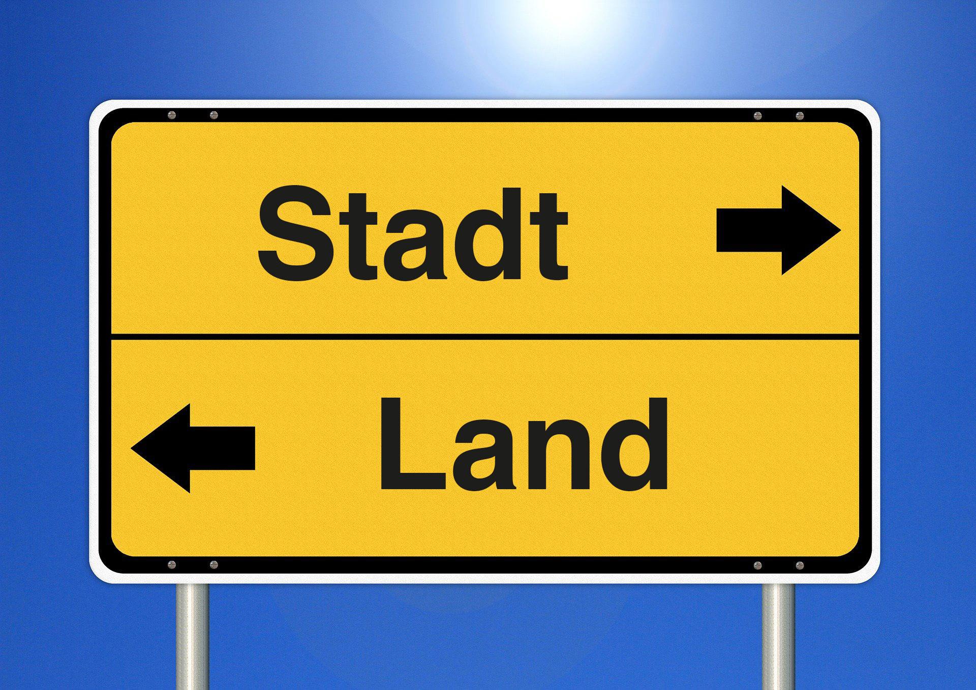 Wegweiser mit Schrift Stadt und Land