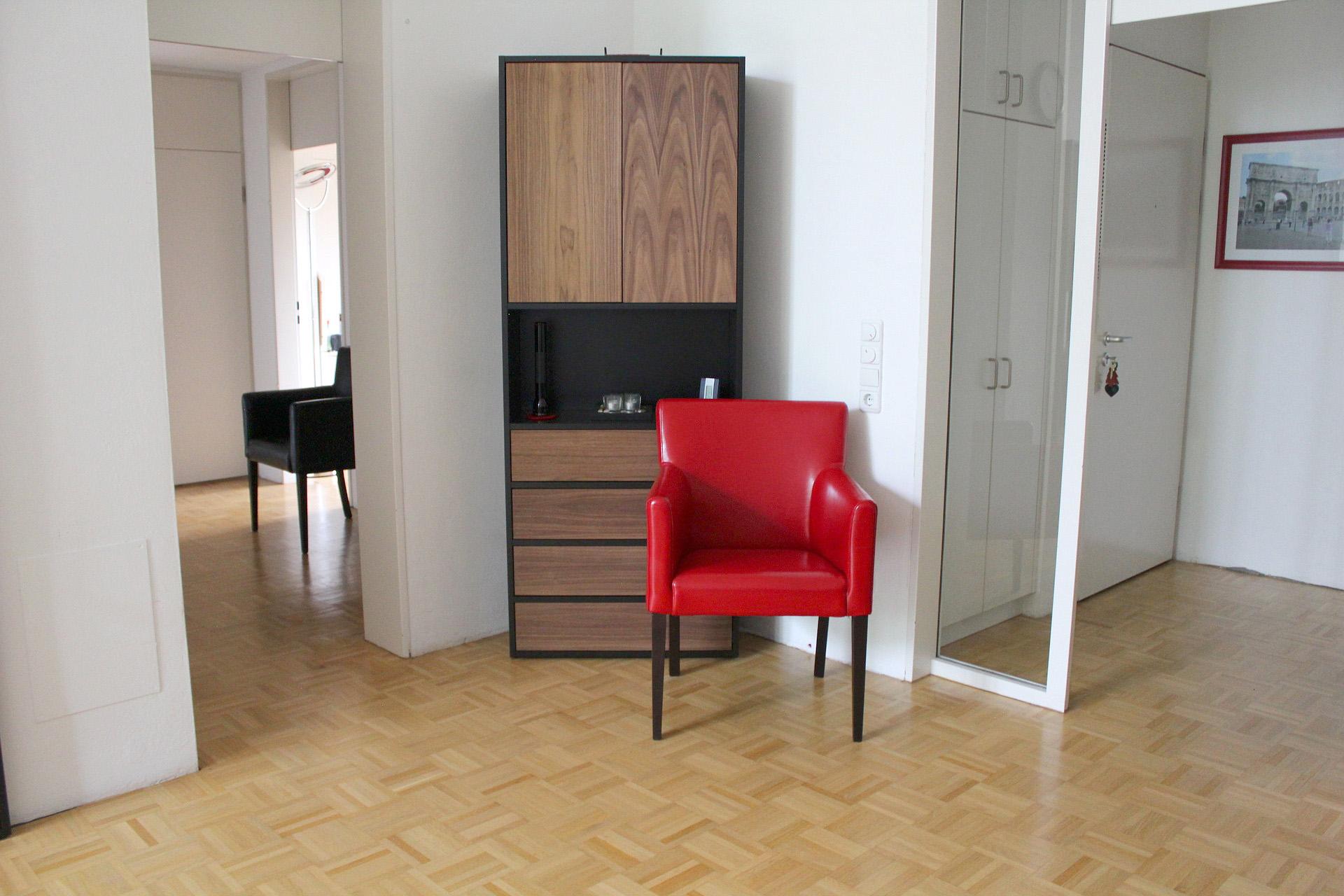 Roter Sessel in Wohnzimmer