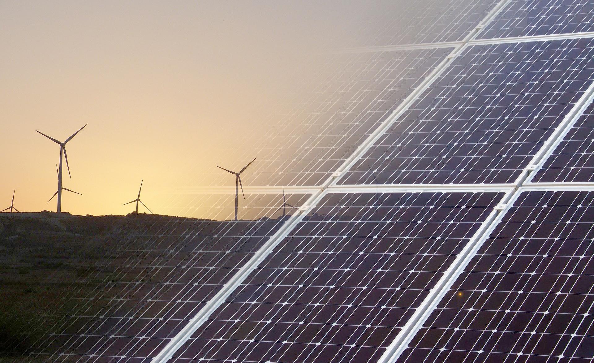 Solarpanelen vor Windrad