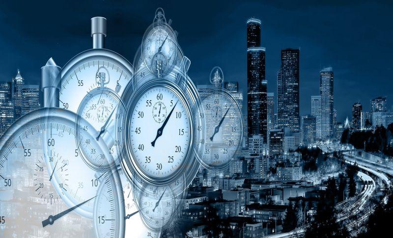 Uhr vor Stadtskyline