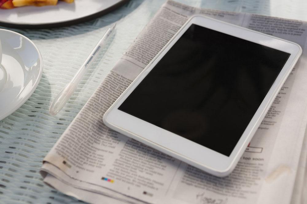 Tablet auf Zeitung