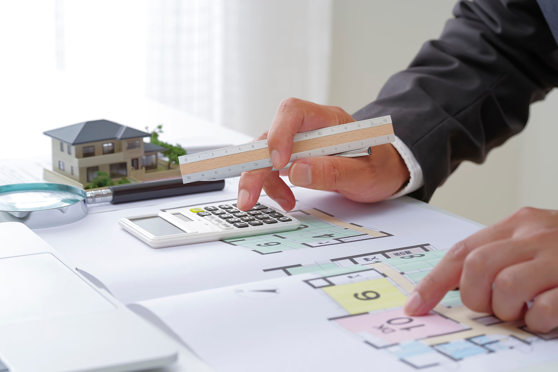 Person bei Immobilienbewertung