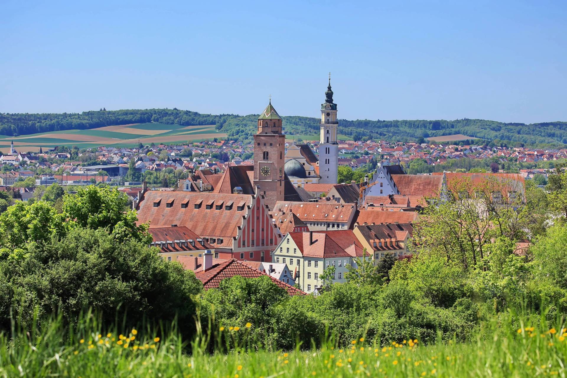Blick auf die historische Altstadt von Donauwörth im Donau-Ries in Bayern.
