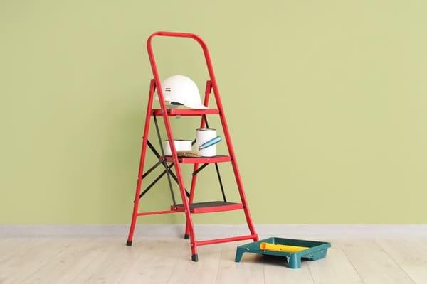 Leiter beim Streichen