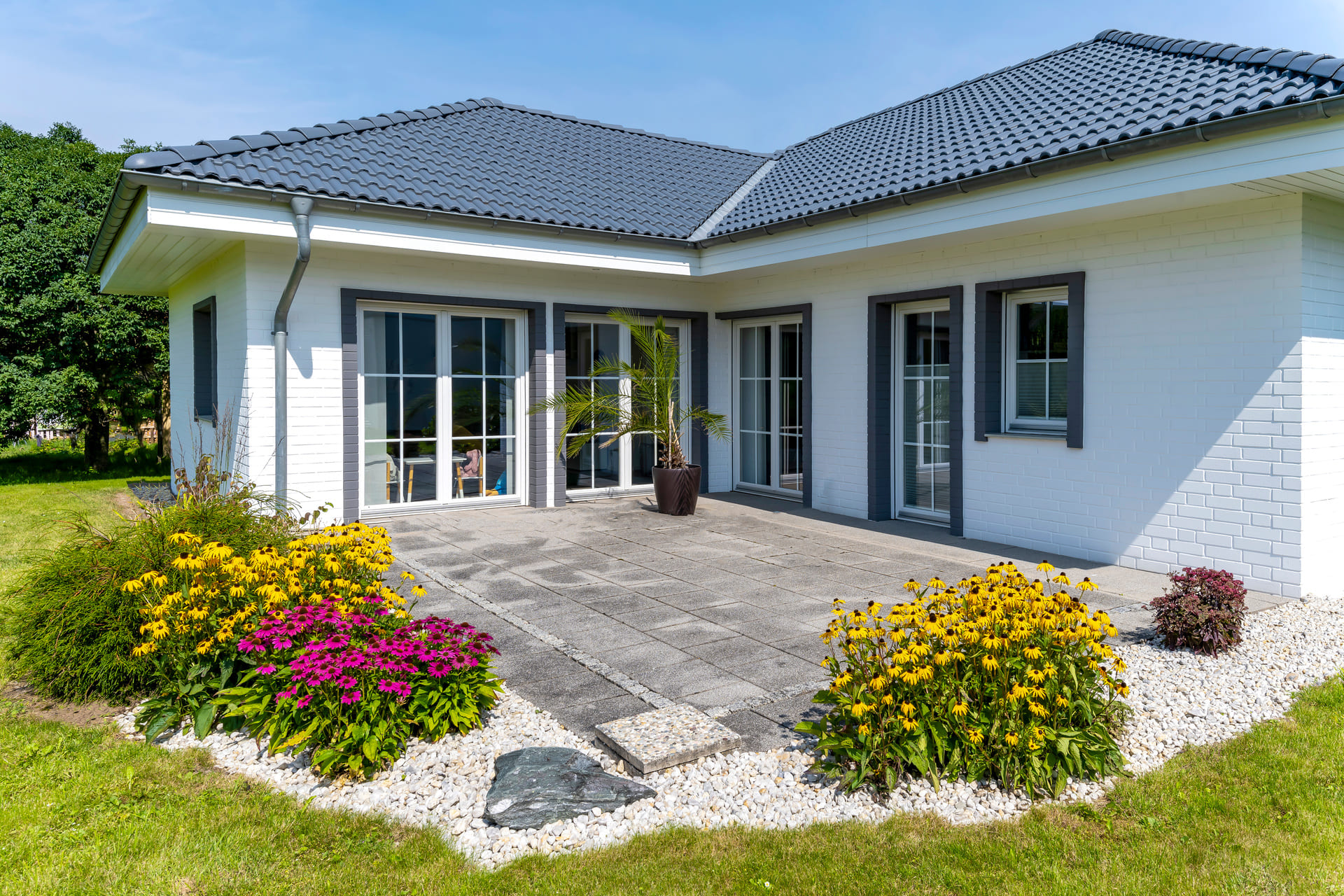 Terrasse eines Bungalows mit Sitzbereich und Gartenblick