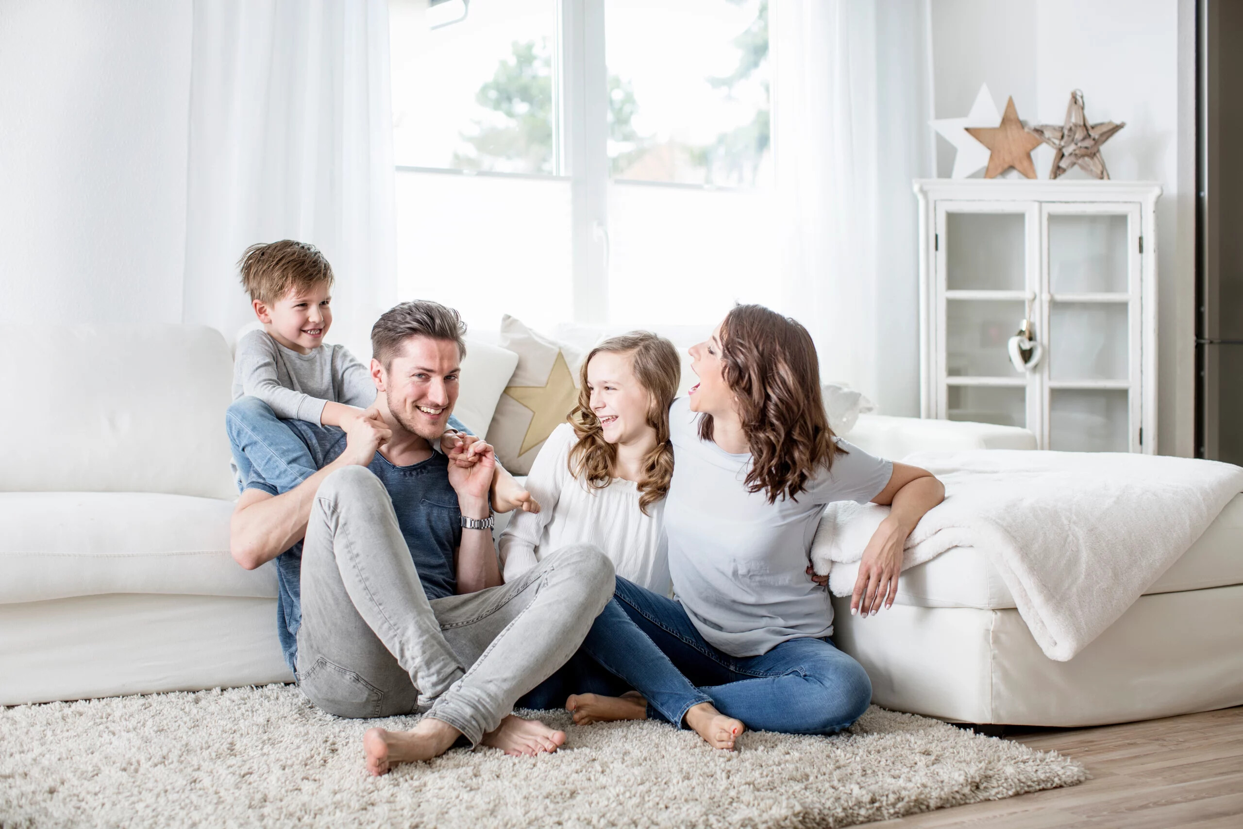 Familie glücklich im Eigenheim