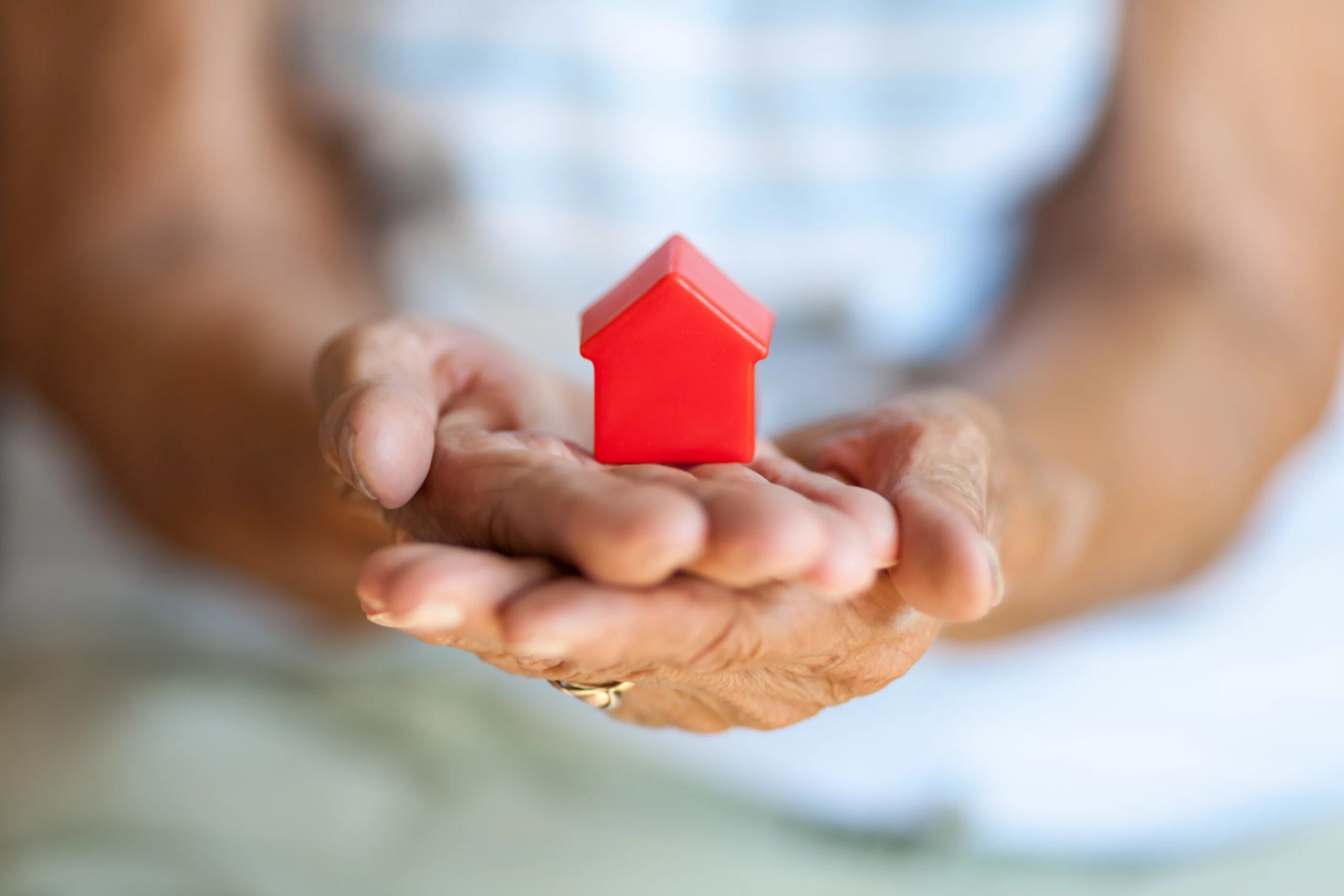 Modellhaus in Hand