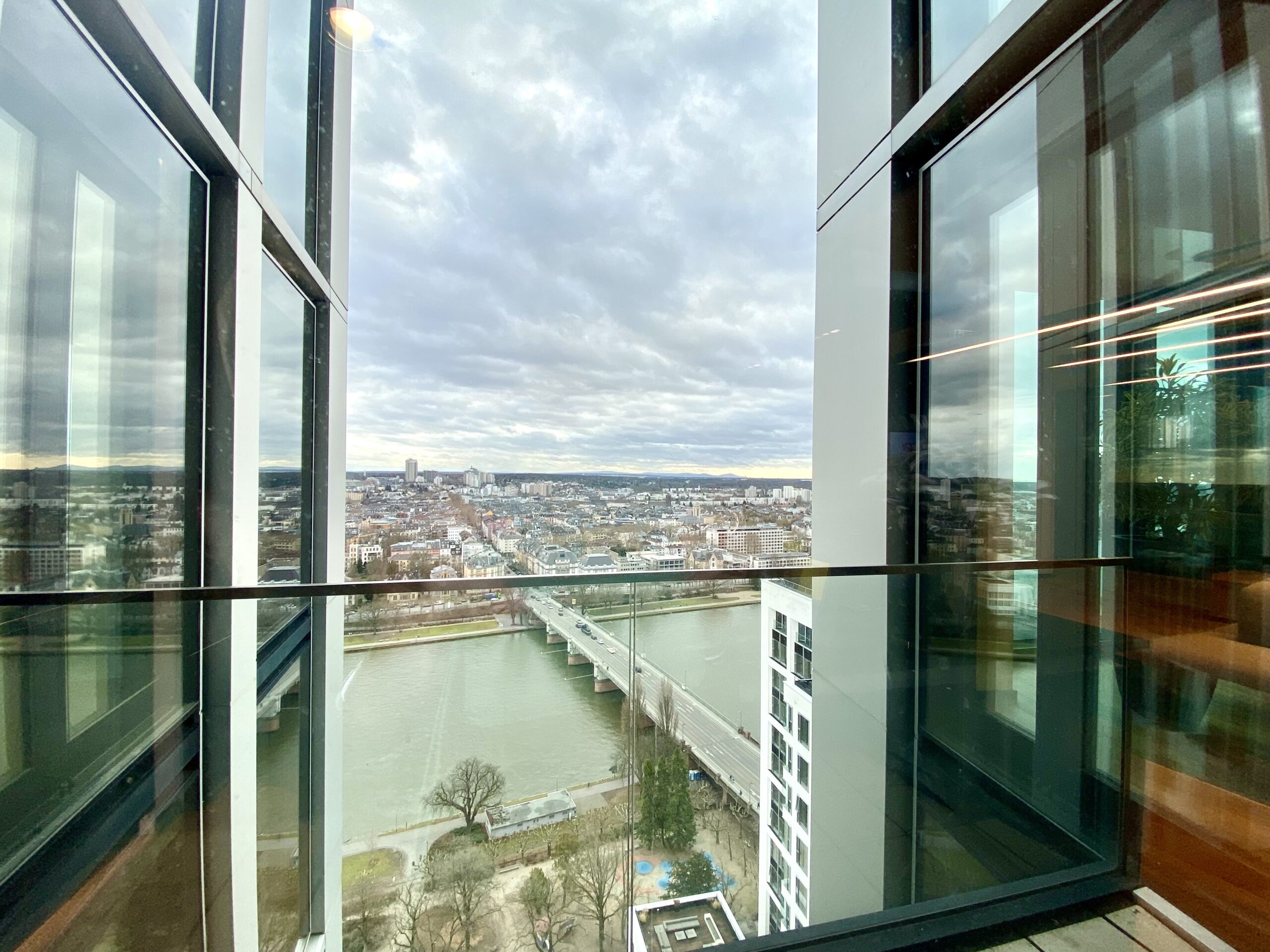 Blick aus Bürogebäude über Main in Frankfurt