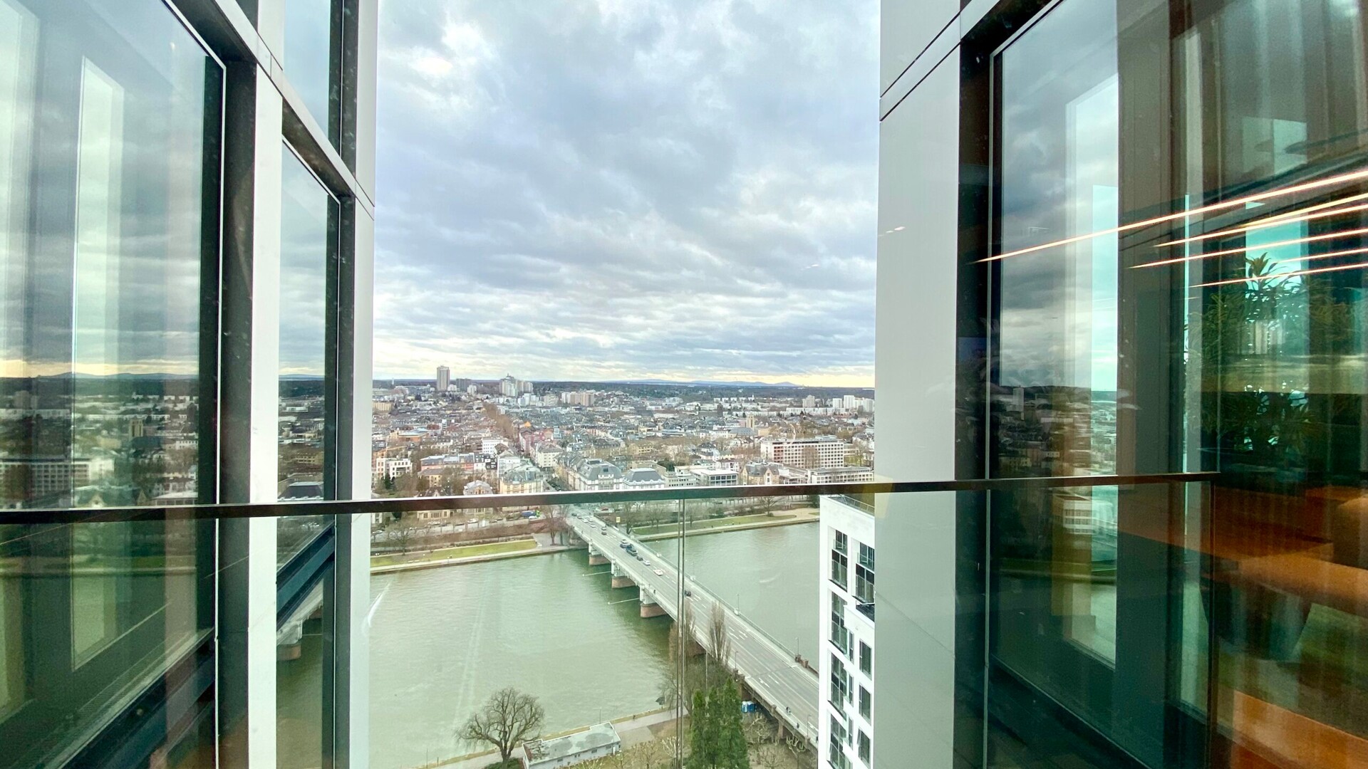 Blick aus Bürogebäude über Main in Frankfurt