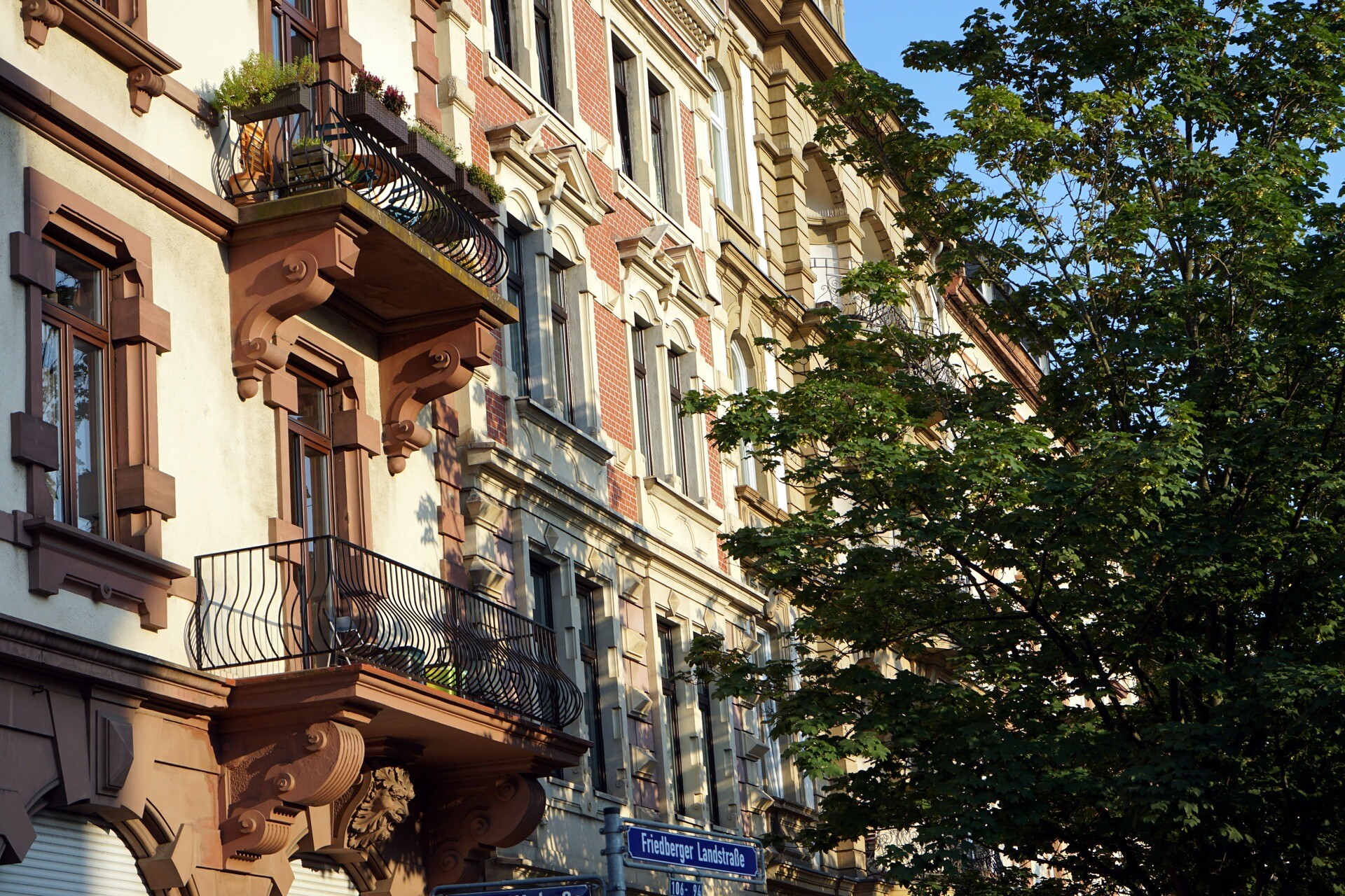 Altbaufassaden in der Friedberger Landstraße im Frankfurter Nordend